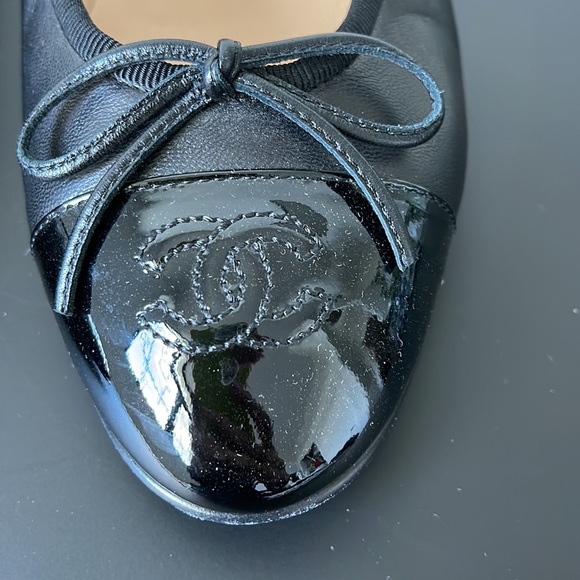 CHANEL Classic Ballet Pumps- Lambskin and Patent Toe - Picture 6 of 13